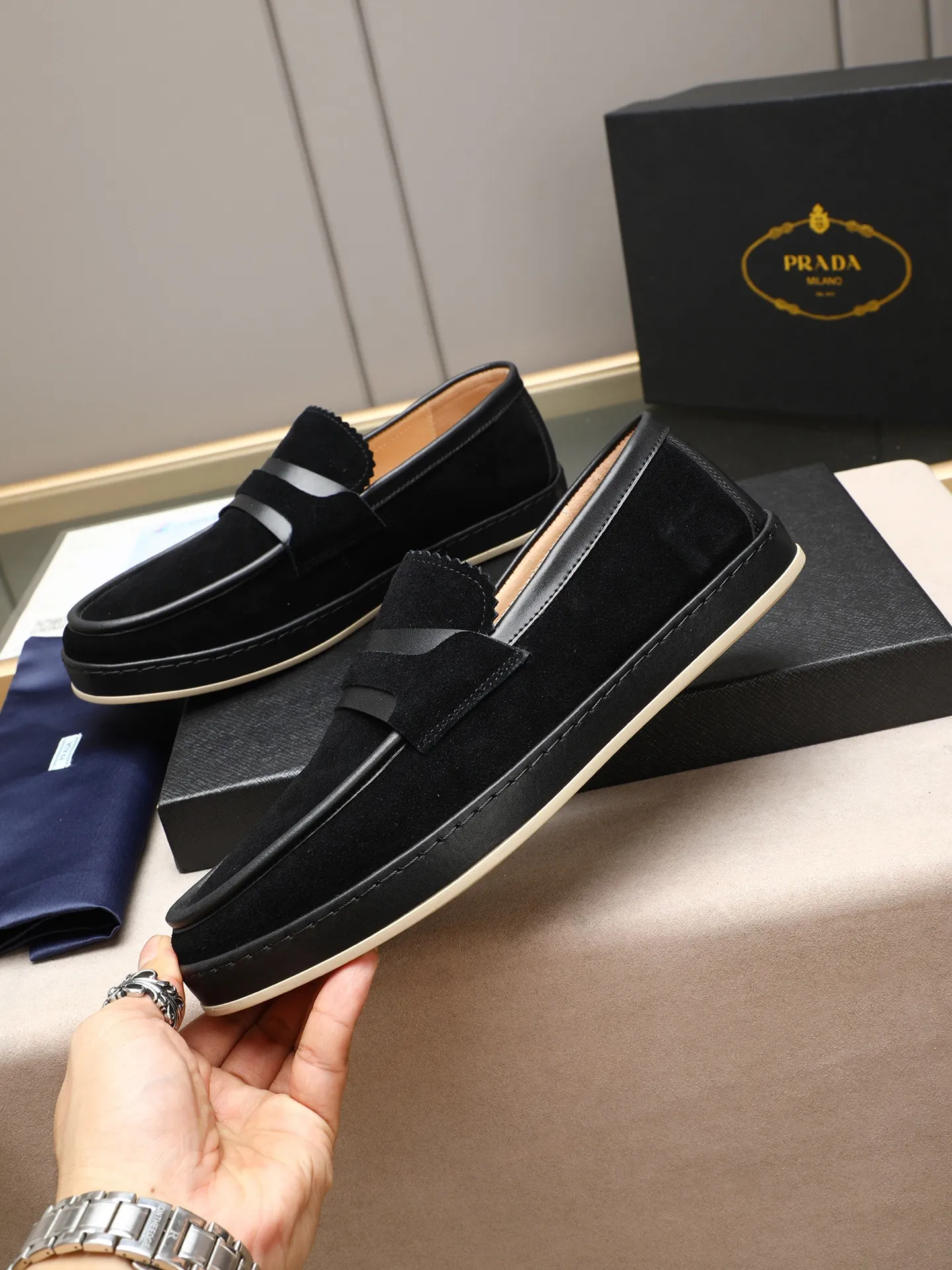 Men's men's shoes 💰P420 🆕🔥New update🔥👟PRADA (Prada) new products are released, imported soft cowhide, fashionable to allow air to penetrate the entire shoe, and the awesome shoes [strong] bring an extremely comfortable and breathable feeling! Beautiful inside and out! Exquisite workmanship, top-grade cowhide material, 😌Number: 38~44 (45 customized) 4 colors of black, blue, gray to choose from.